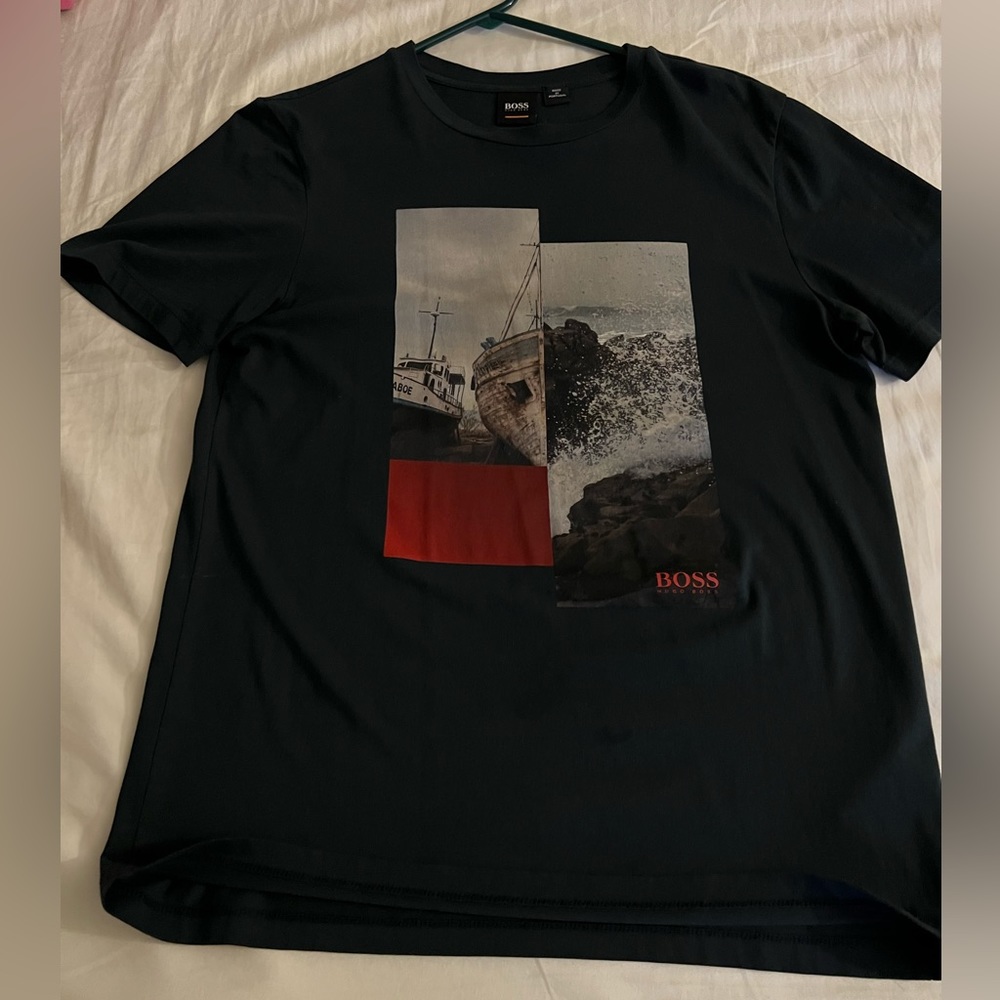Hugo Boss T-shirt men navy color size Small 100% cotton in very good condition